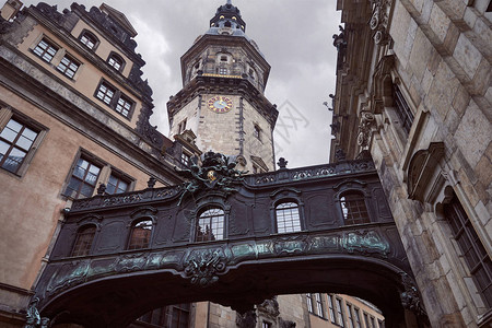 德国累斯顿带时钟和黑拱门的古德累斯登大背景图片