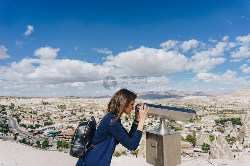 在土耳其卡帕多西亚市通过望远镜观看器观察城市图片