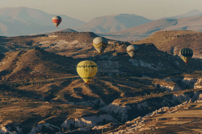 热气球在土耳其卡帕多西亚Goreme公园仙子烟囱Capap图片