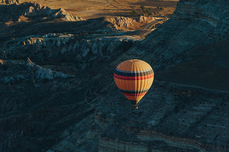 一架热气球在土耳其卡帕多西亚Goreme公园仙子烟囱Capap图片