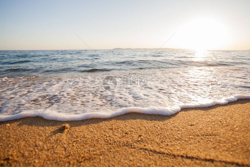 沙滩和夏日海浪在岸边图片