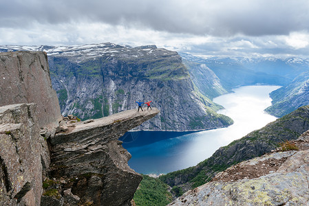 Trolltunga是挪威的一个旅游景点高清图片