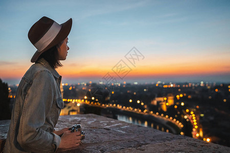 看维罗纳夜景的年轻游客图片