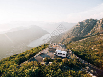 黑山洛夫琴山顶的大篷车靠近山崖的车轮上的房子可欣赏科托尔图片