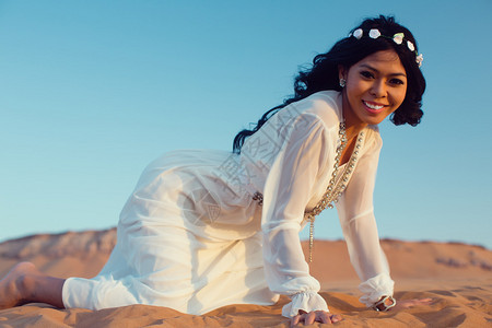 阿拉伯沙漠中的旅游妇女图片