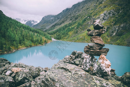 在俄罗斯阿尔泰高地山中美丽的湖边附近图片