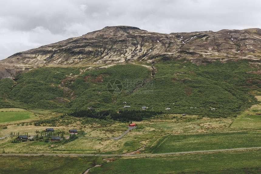冰岛房屋和山脉景观的鸟瞰图图片
