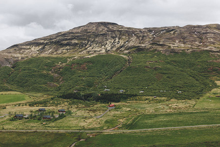 冰岛房屋和山脉景观的鸟瞰图图片