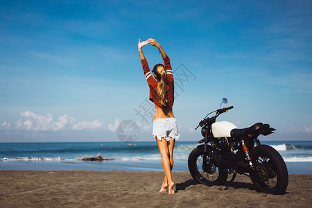 Biker女孩和老式传统摩托车图片
