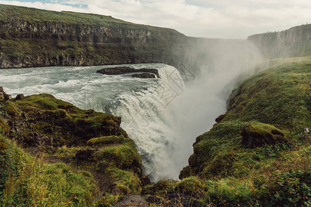 美丽的冰岛风景与雄伟的瀑布图片