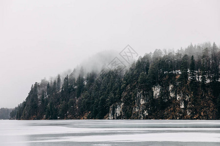 美丽的宁静的风景冰冻的山湖和岸边的薄雾图片