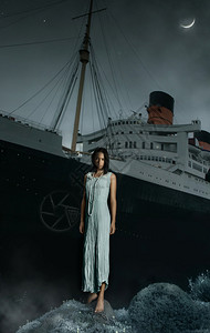 她身后有一艘巨船的美丽黑暗女图片
