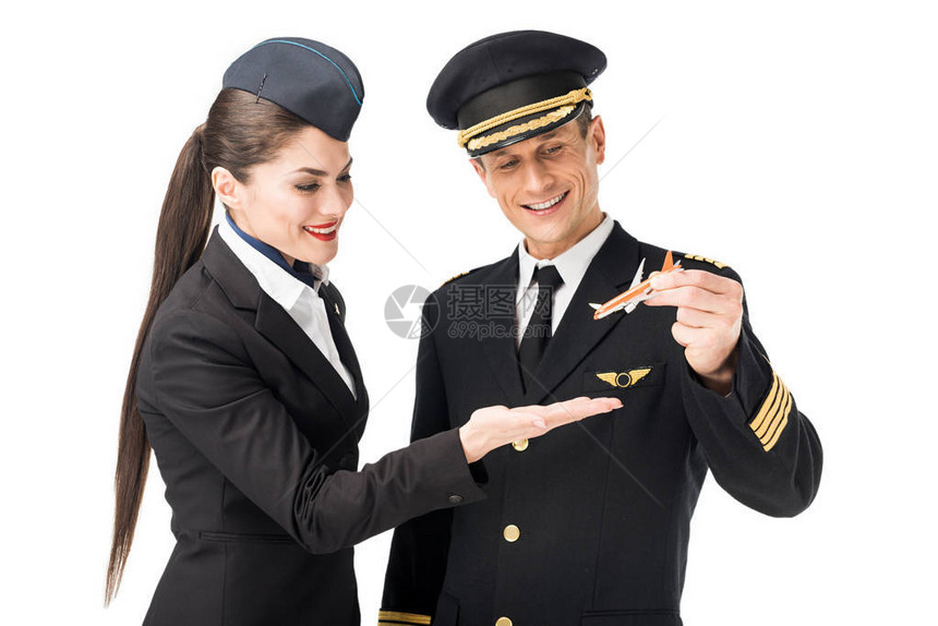 机长和空姐携带着玩具飞机的空中机长和空姐在图片