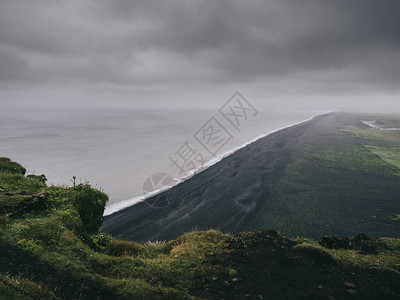 从悬崖维克冰岛黑沙滩的风景图片