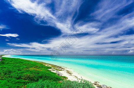 热带白色沙滩和宁静的绿松石温柔海洋的壮丽景色图片