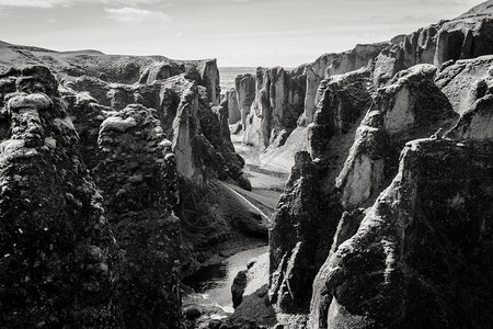 冰岛Fjadrargljufur峡谷流经高地的图片
