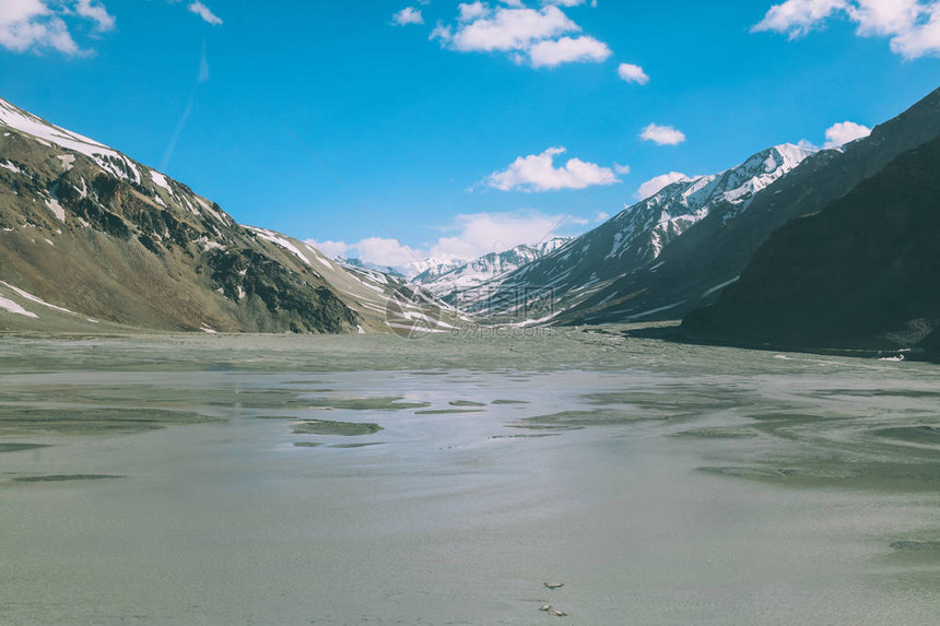 拉达赫地区印度喜马拉雅山上带湖泊和雪盖峰的图片