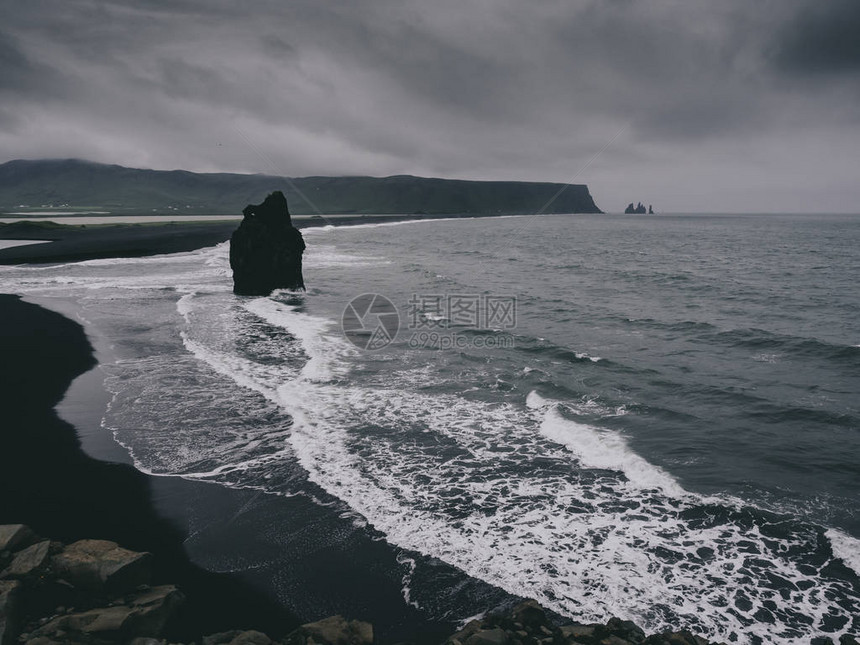 有岩石的黑沙滩维克冰岛图片
