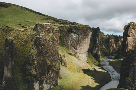 冰岛Fjadragljufur峡谷高地流经美丽图片