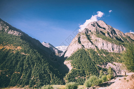 美丽的景色风景与高丽的岩石山脉图片