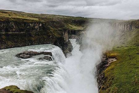 由冰岛高地流经的美丽古尔弗斯瀑布之图片