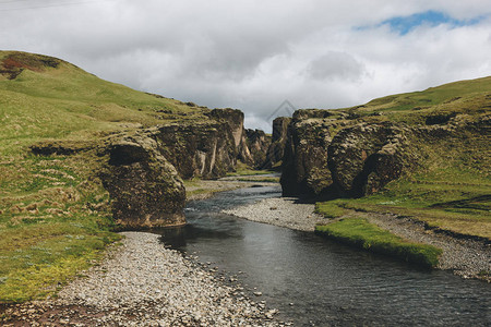 冰岛FjadragljufurCanyon高地流图片