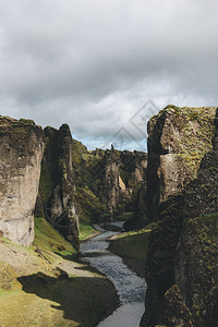流经冰岛Fjadragljufur峡谷高地图片