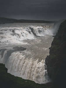 冰岛山峰瀑布的巨型Gul图片