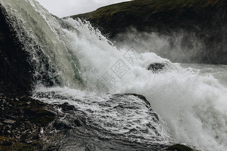 流经冰岛高地的美丽山河风图片