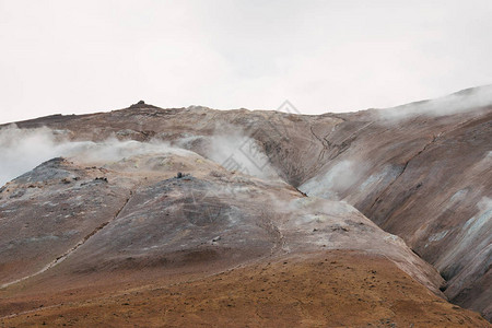 冰岛美丽的山丘和蒸汽温泉图片