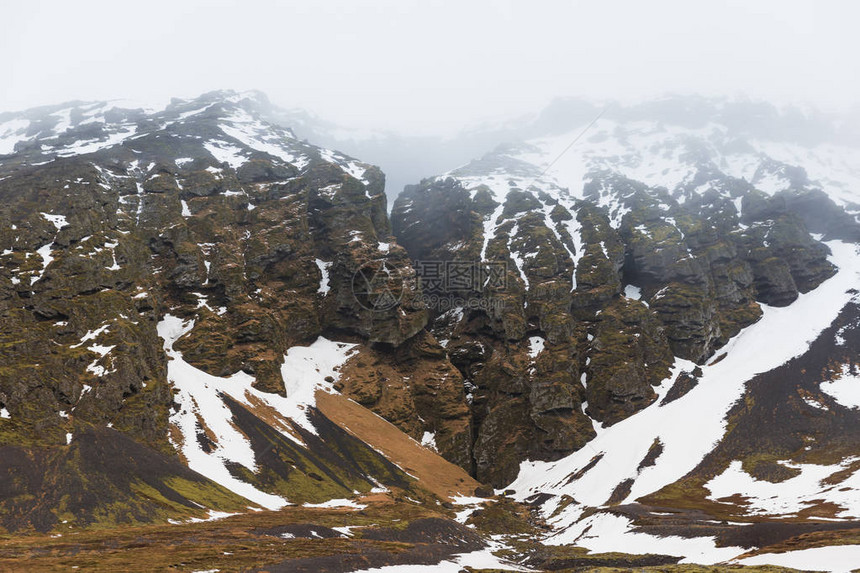 美丽的自然景象冰雪中岩山高图片