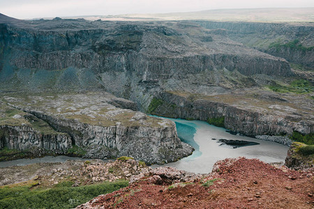 岩石山脉和冰原河流的自然景色壮丽图片