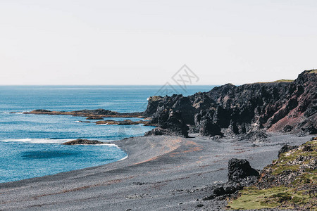 美丽的冰岛海岸悬崖和黑沙图片