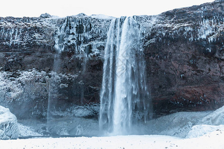 Seljalandsfos瀑布和冰雪中图片