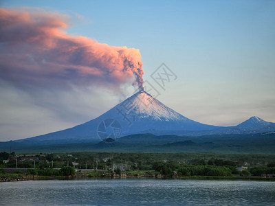 俄罗斯卡姆恰特卡半岛Klyuchi村火山爆发高清图片