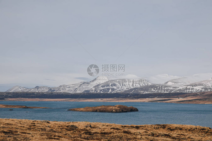 雪和冷水覆盖着冰原的冰河边赫瓦尔法杰图片