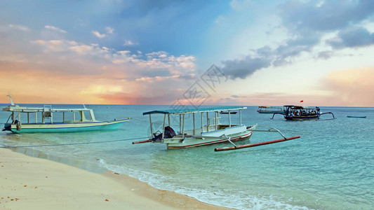 日出时在亚洲印度尼西亚吉里梅诺海滩图片