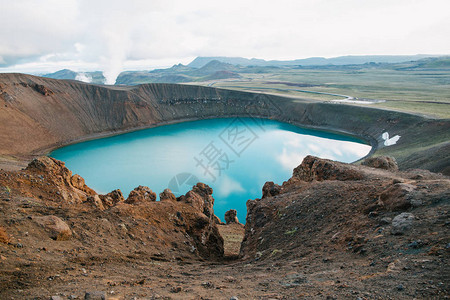 壮丽的冰地风景有优美的火山湖维背景图片