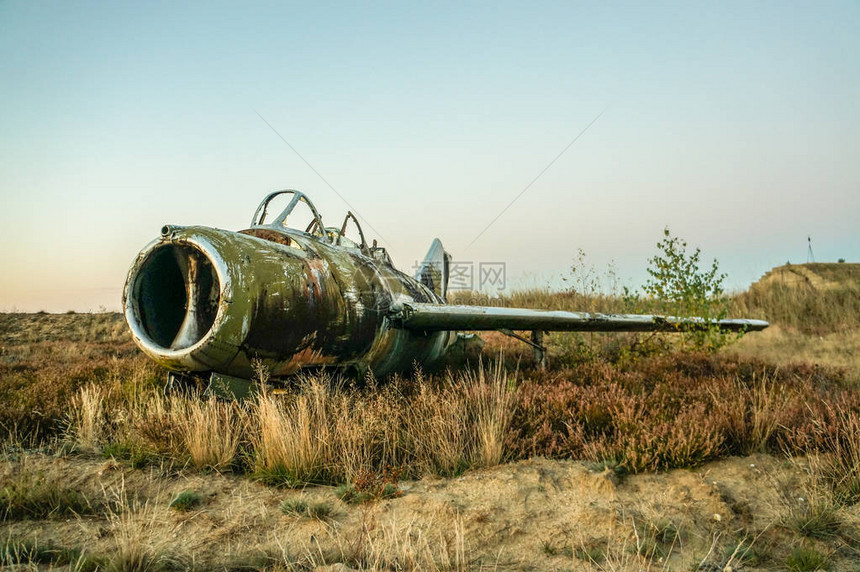 古老的生锈飞机躺在野外白俄图片