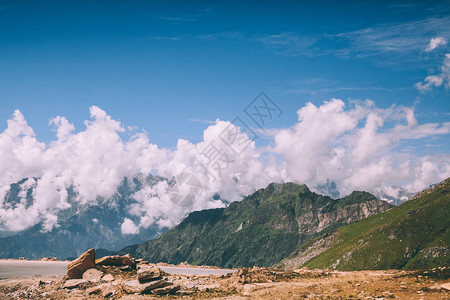 印度喜马拉雅山RohtangPass有云的美丽风景山脉景图片