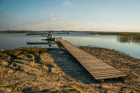 水上飞机在美丽的湖白俄罗斯布拉斯图片