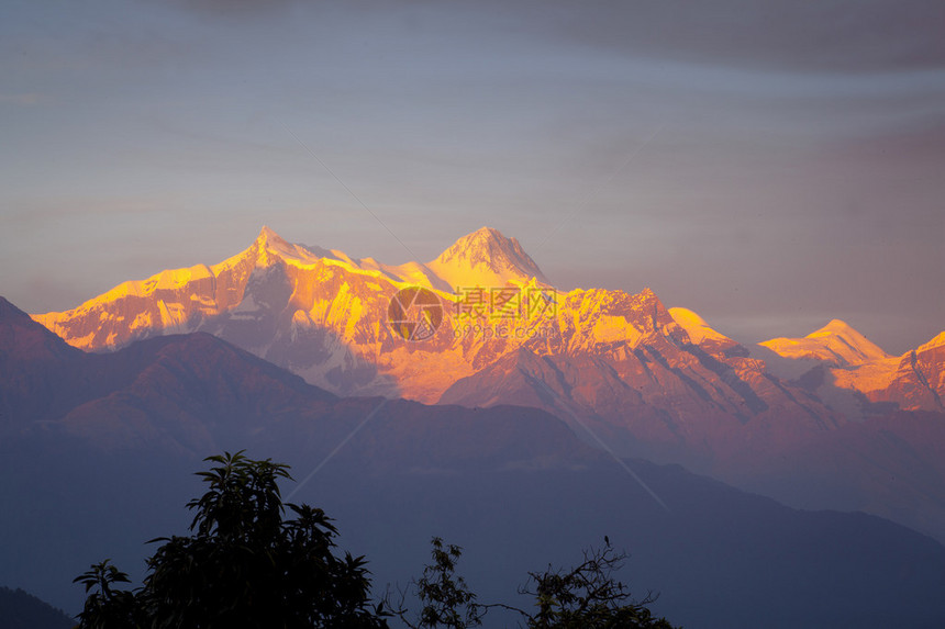 尼泊尔Annapurna地区喜马拉雅山日落图片