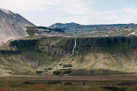 冰岛风景秀丽的瀑布和落基山脉的美丽风景图片