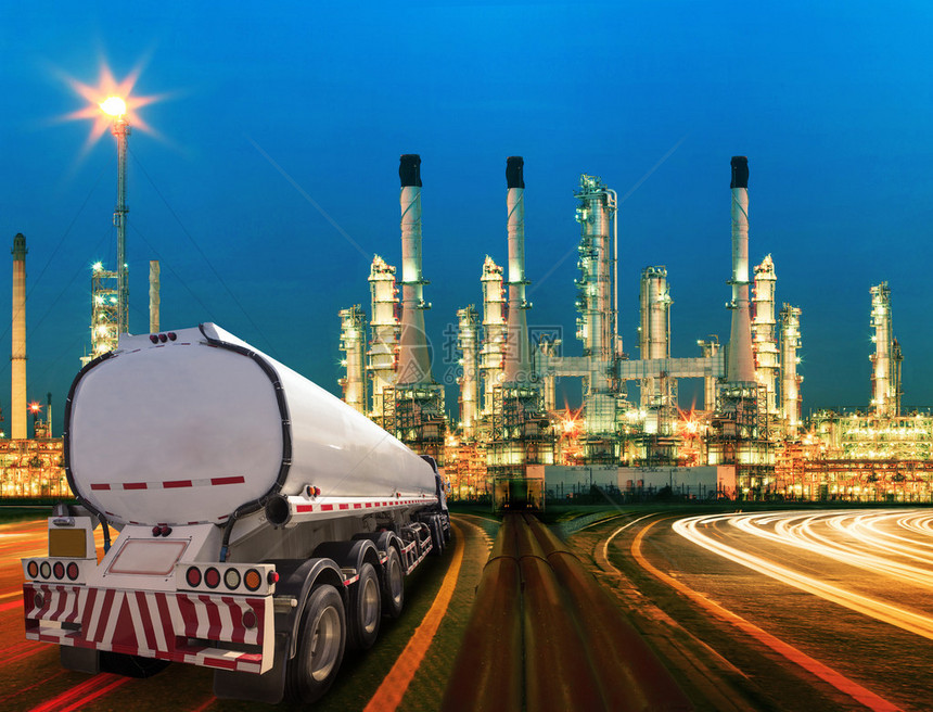 石油集装箱卡车和重石化工业区炼油厂的美丽灯光用于电力能源和图片