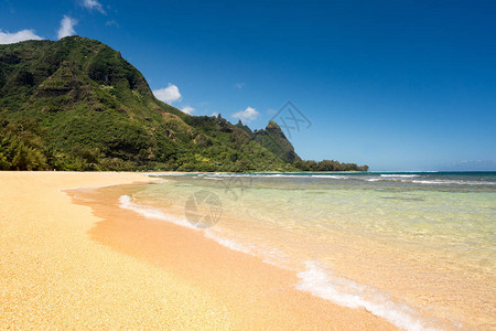 夏季在北岸夏威夷Kauai岛的隧道海图片