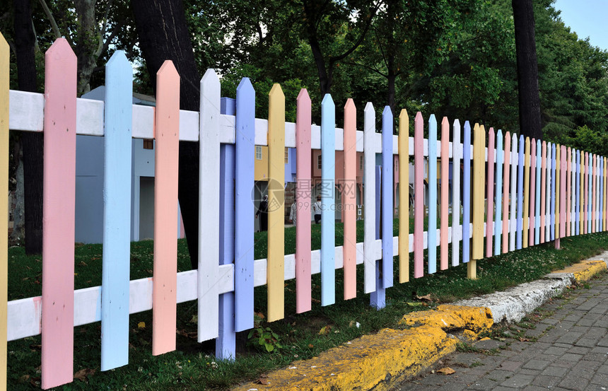 色彩鲜艳的木栅栏图片