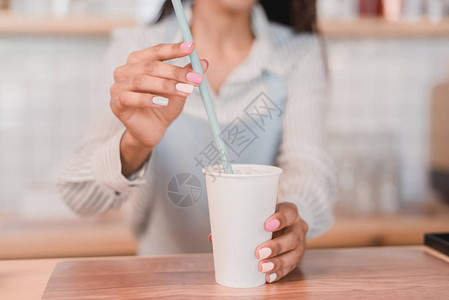 咖啡厅的酒巴把一个饮料吸管放图片