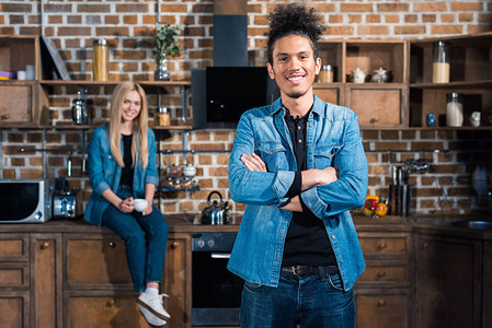 有选择焦点微笑的非洲美国人男与caucasian女友坐在柜台图片