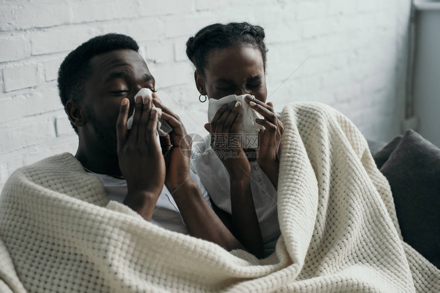 年轻非裔美夫妇在家中共患流感时同时图片