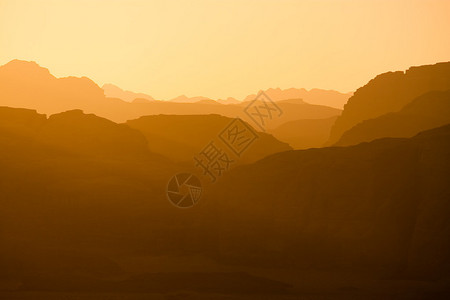 在约旦瓦迪鲁姆沙漠保留地的日落照图片